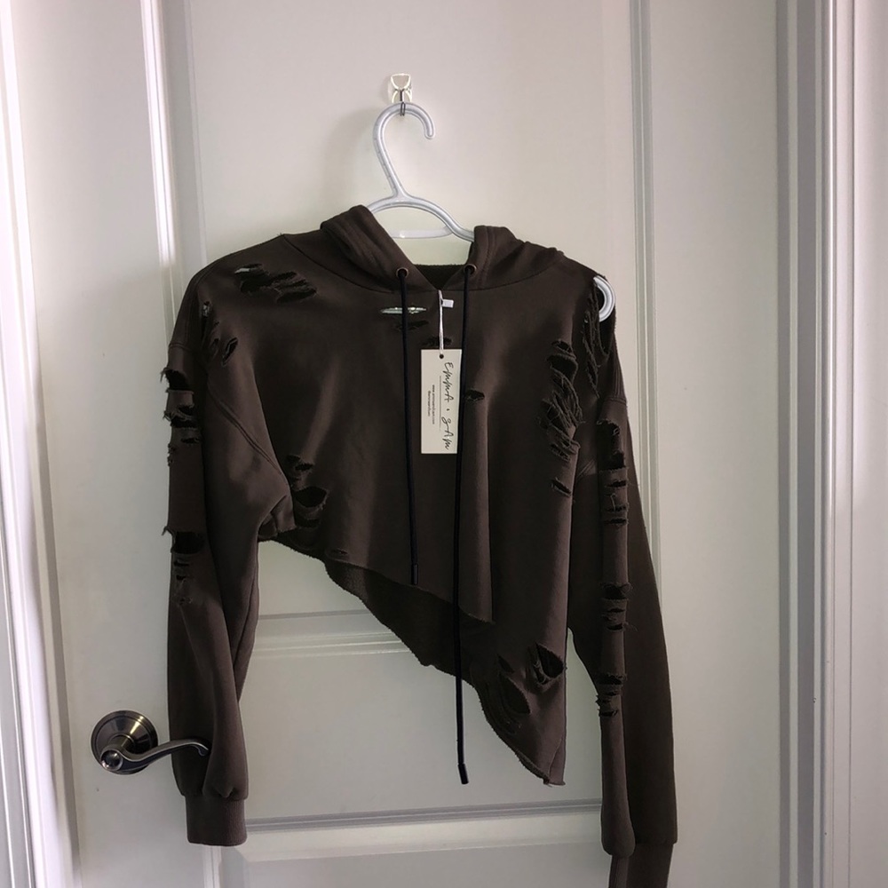 EMMA & SAM Cropped Sweatshirt